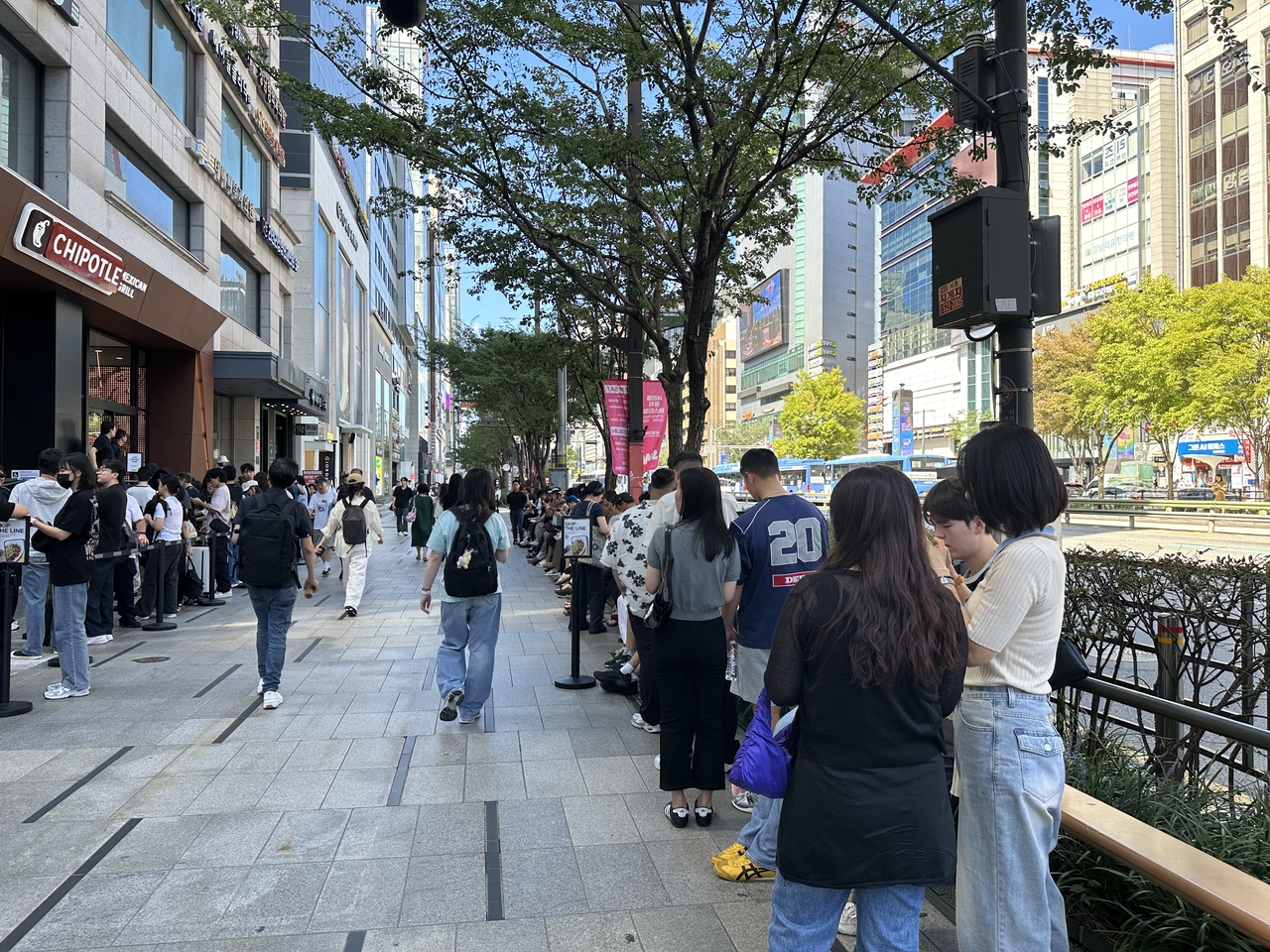 The line outside Chipotle stretches down the street in Gangnam, southern Seoul, Sept. 4. (Tammy Park/The Korea Herald)