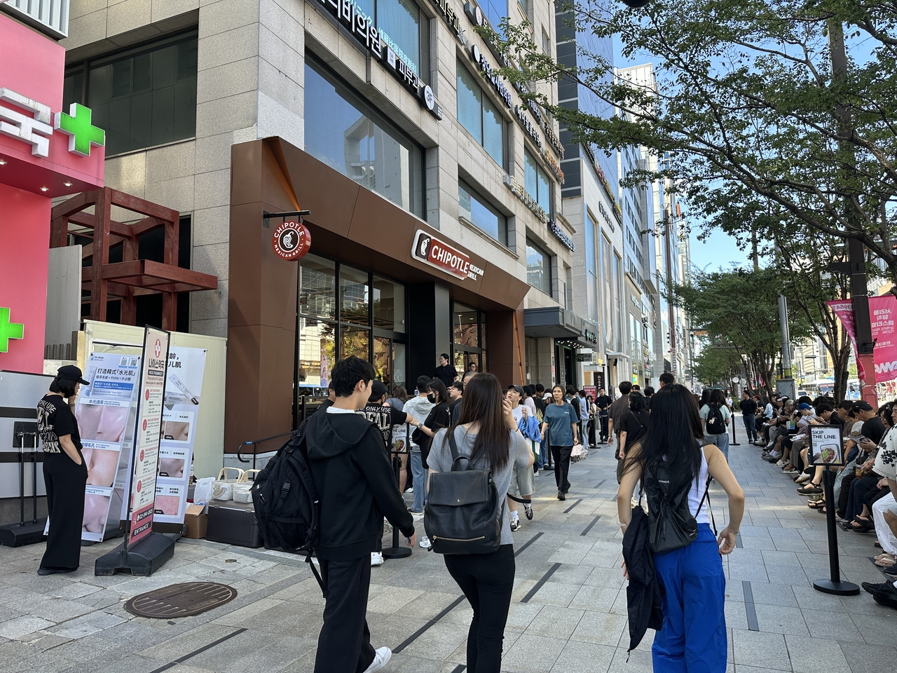 A line forms outside Chipotle's first Korean location amid afternoon foot traffic in Gangnam, southern Seoul. (Tammy Park/The Korea Herald)