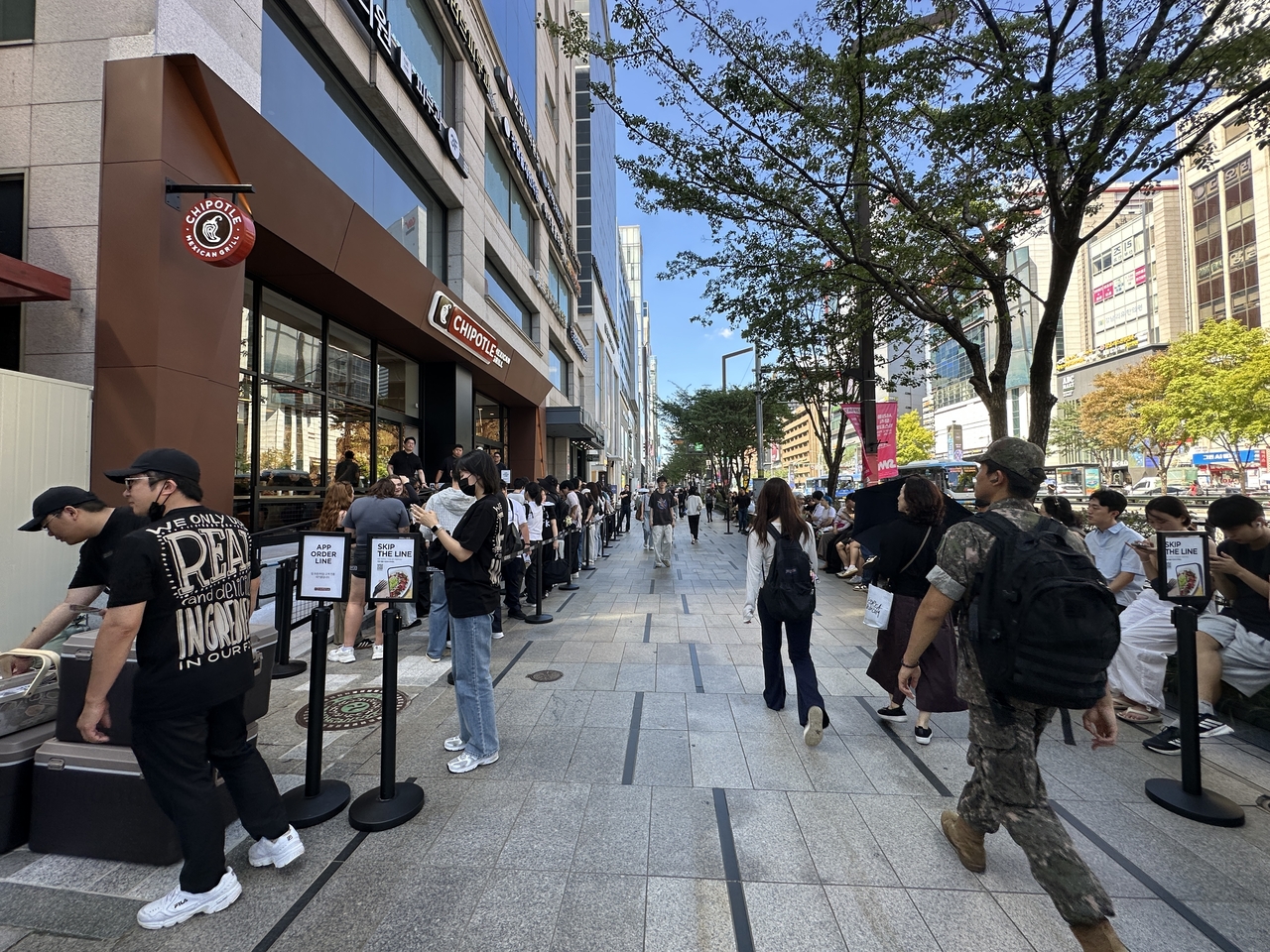 QR codes offering a mobile ordering option to "skip the line" are stationed outside Chipotle in Gangnam, Seoul. (Tammy Park/The Korea Herald)