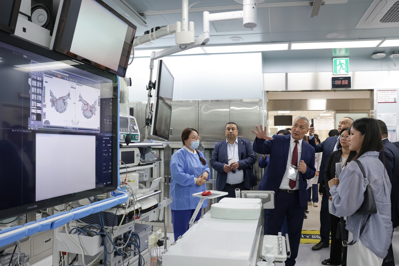 A delegation from Uzbekistan's Tashkent Region visits the cardiovascular center at Korea University Ansan Hospital to receive a briefing on its clinical care and procedure system. (Courtesy of Korea University Ansan Hospital)