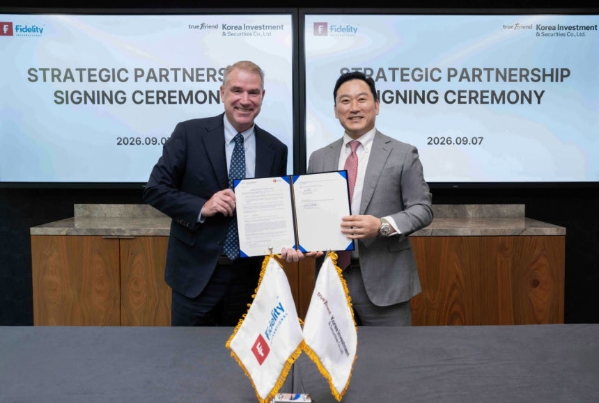 Miller Sung-hwan Kim, CEO of Korea Investment & Securities (right), and Keith Metters, president of Fidelity International, pose for a photo after signing a strategic partnership agreement in London, Monday. (Korea Investment & Securities)