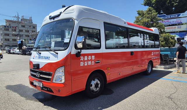 An autonomous "Masil" bus operates in Gangneung. (Yonhap)