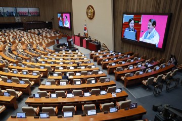 한성숙 국무총리가 10일 국회에서 열린 제439차 정기회 6차 본회의 외교ㆍ통일ㆍ안보 분야 대정부질문에서 더불어민주당 김병주 의원 질문에 답하고 있다. [연합]