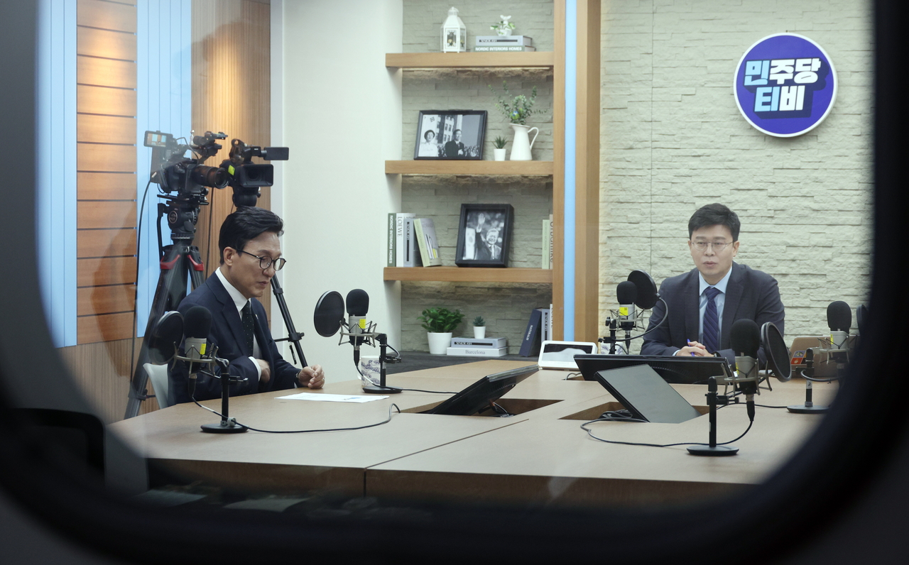 김민석(왼쪽) 더불어민주당 대표가 10일 서울 여의도 민주당 중앙당사 스튜디오에서 당 공식 유튜브인 민주당TV 프로그램을 준비하고 있다. [연합]