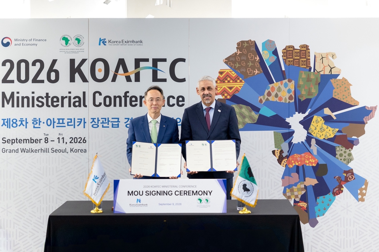 황기연(왼쪽) 한국수출입은행장과 시디 울드 타 아프리카개발은행 총재가 9일 서울 광진구 그랜드 워커힐 호텔에서 개최된 ‘제8차 한-아프리카 경제협력장관회의’에서 아프리카 지역 금융 협력 확대를 위한 업무협약을 체결하고 기념 촬영 중이다. [한국수출입은행 제공]