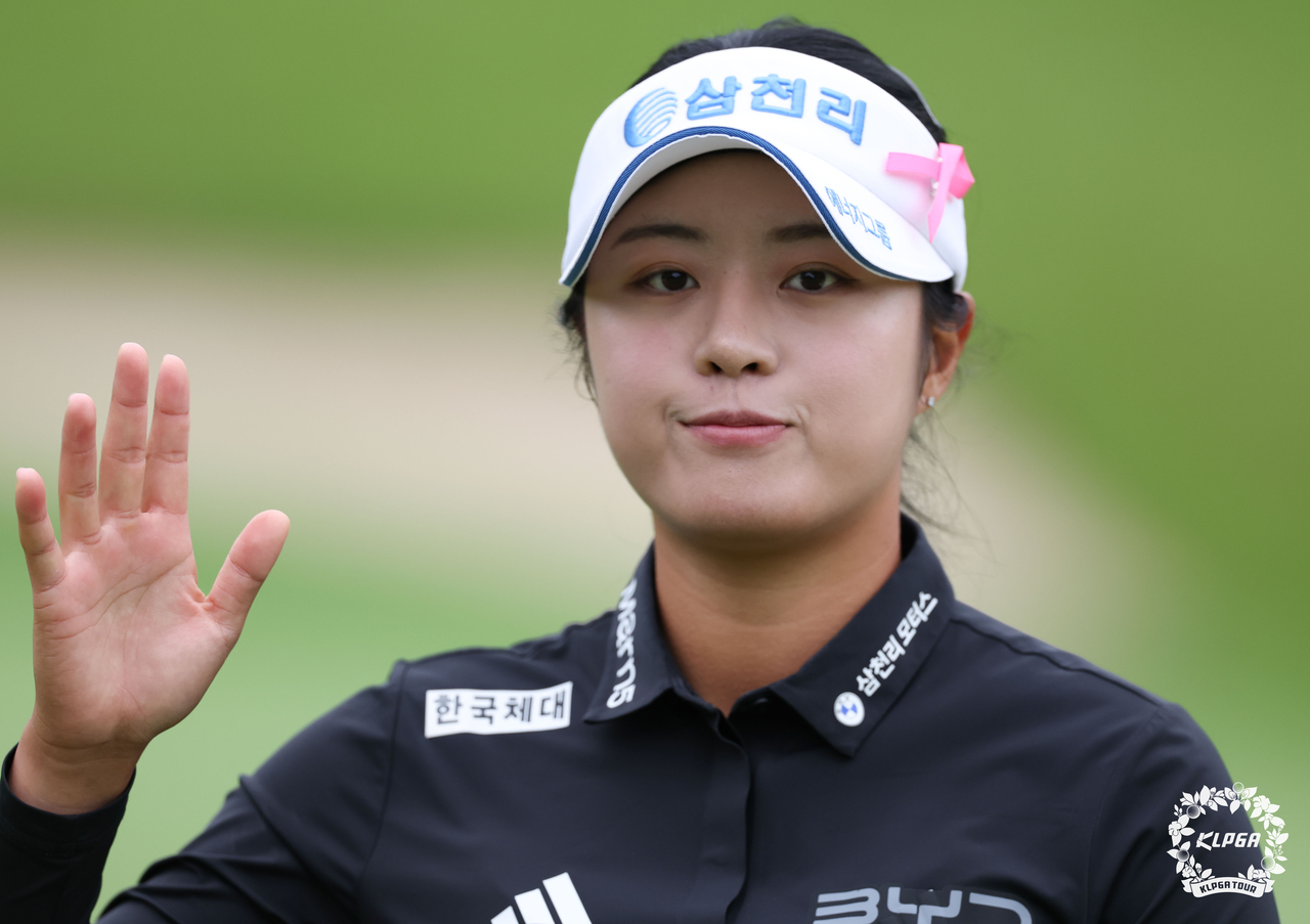 Seo Gyo-rim greets the gallery after making a birdie on the 12th hole.