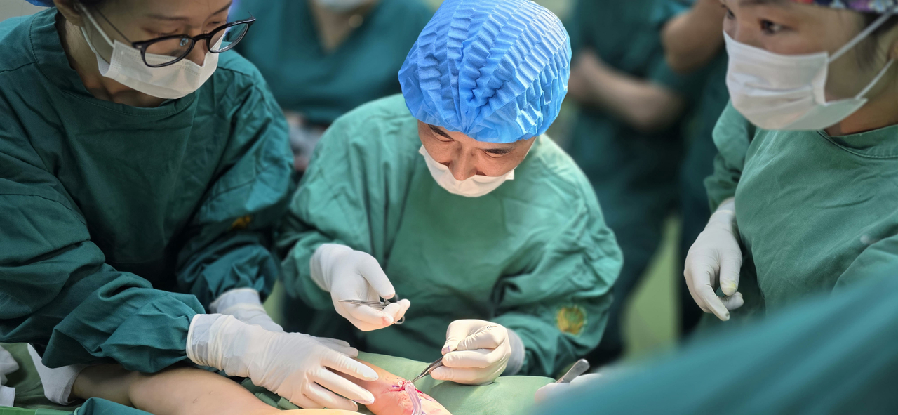 한림대학교한강성심병원 성형외과 서동국 교수(가운데)가 몽골국립외상센터에서 화상 후 반흔구축이 남은 소아환자를 수술하고 있다.