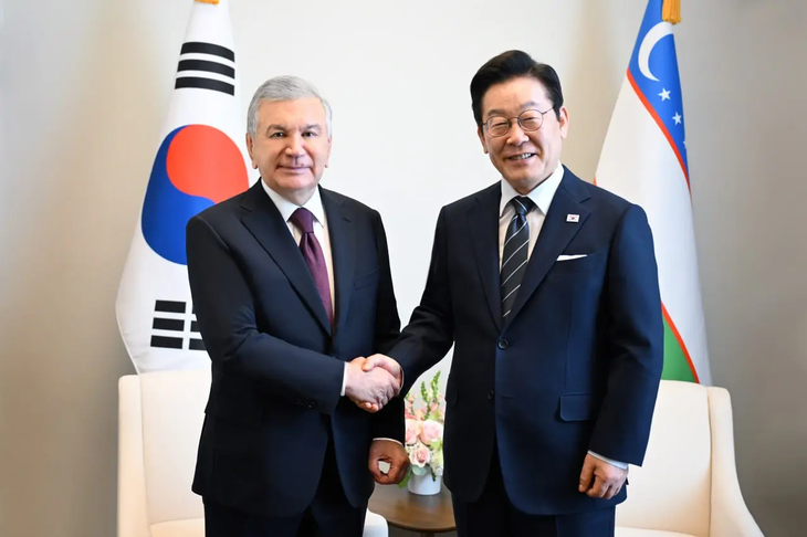 Uzbek President Shavkat Mirziyoyev (left) and South Korean President Lee Jae Myung shake hands on Sept. 23 on the sidelines of the UN General Assembly session in New York. (Uzbek Embassy in Seoul)