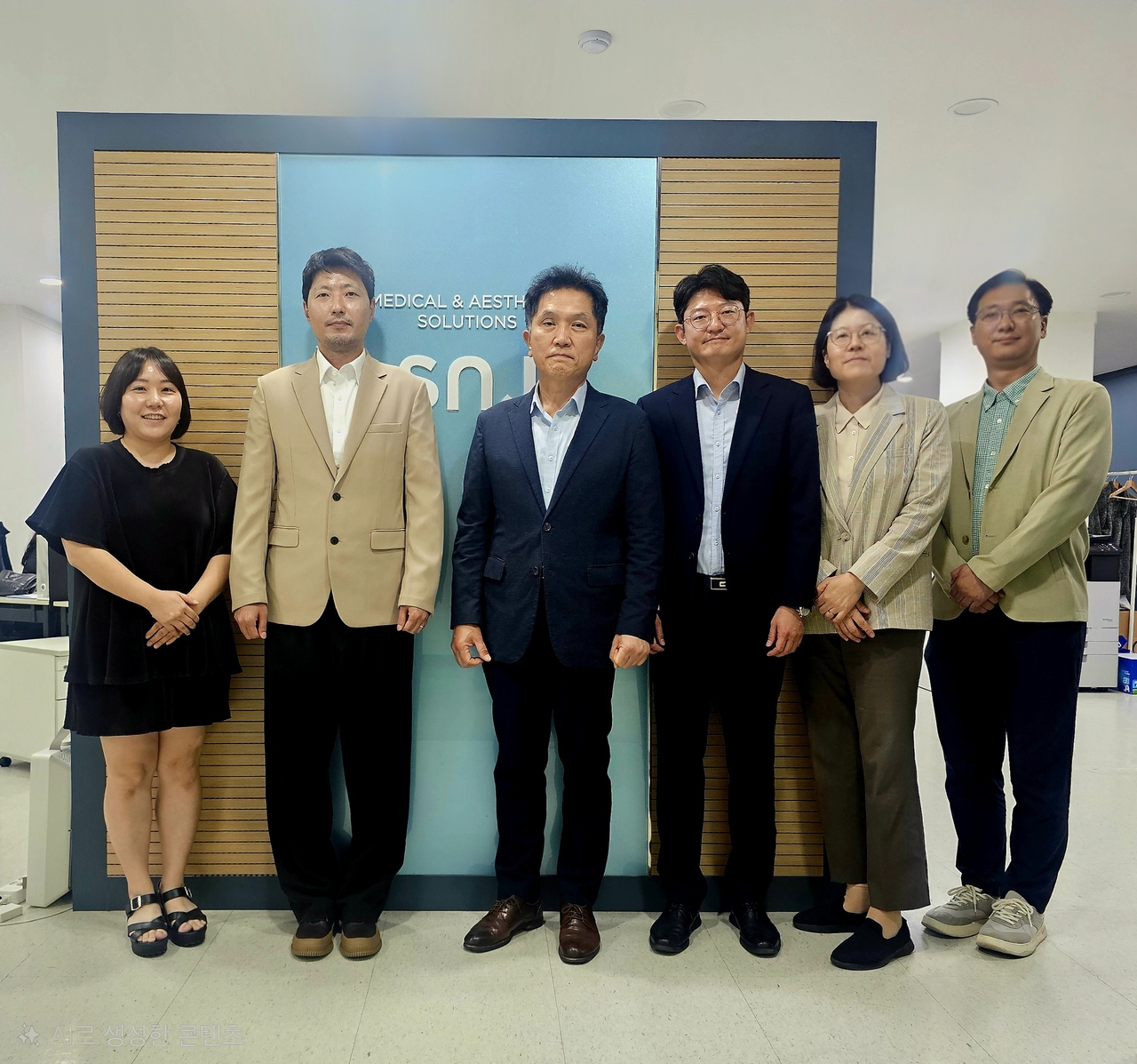 박종필 노사발전재단 사무총장(세번째)과 장태희 에스엔제이 대표(왼쪽 두번째)는  9.10일 주 36시간 도입을 위해 의견을 나누고  이후 기념사진 촬영을 하고 있다. [노사발전재단 제공]