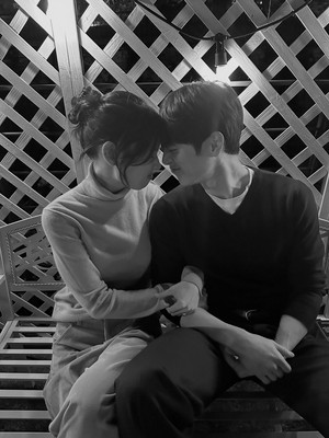 서강준♥안은진, 팔짱 끼고 끌어안고..끝없는 커플샷에 안 설렜을 수 없겠네