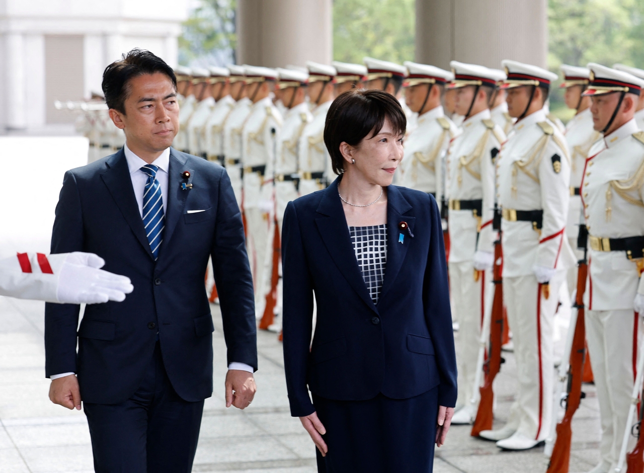 Japanese Prime Minister Sanae Takaichi (right) inspects an honor guard with Defense Minister Shinjiro Koizumi at a meeting of senior Self-Defense Forces commanders in Tokyo on Sept. 2. (AFP)