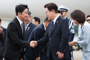 Lee returns to mounting domestic pressure, tough alliance calls