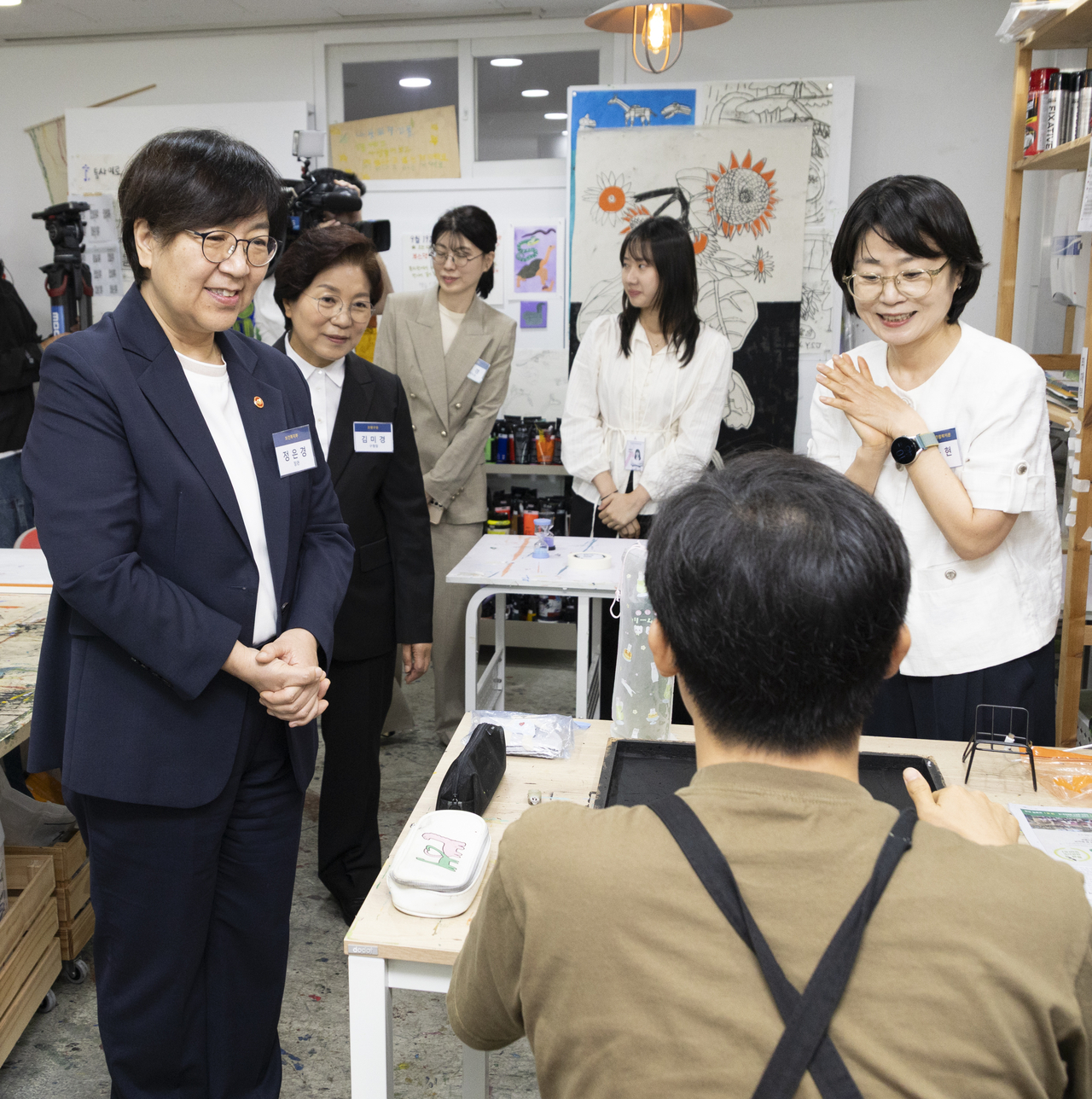 Welfare Minister Jeong Eun-kyeong (left) inspects a welfare facility for people with developmental disabilities in Seoul with facility officials on Thursday. (Ministry of Health and Welfare)