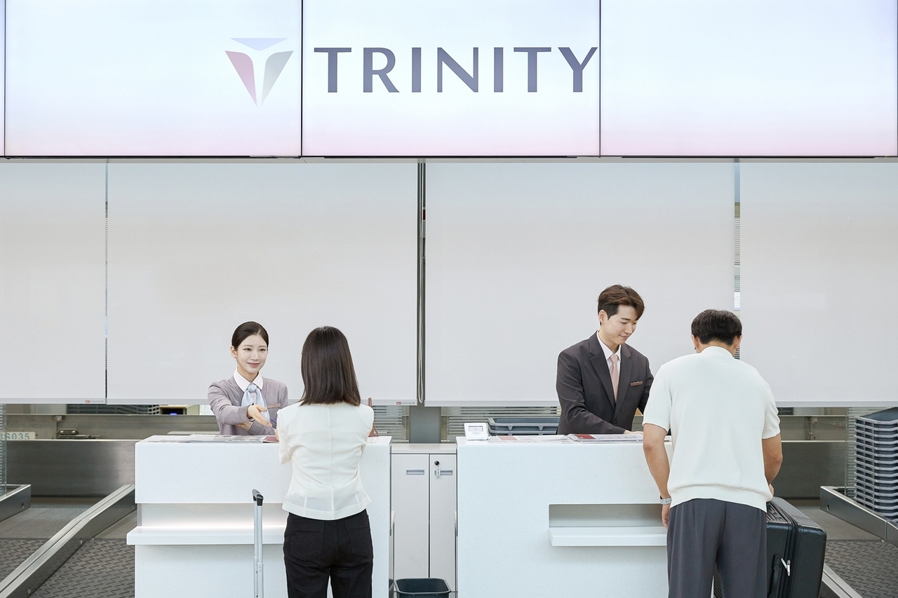 트리니티항공 직원들이 새로운 CI를 적용한 인천국제공항 탑승 수속 카운터에서 고객을 맞이하고 있다. [트리니티항공 제공]