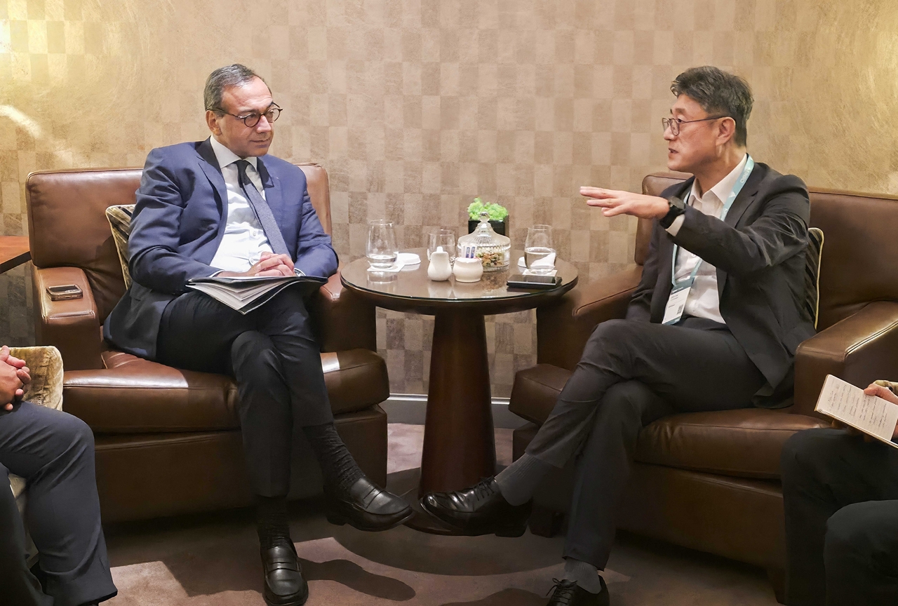 The Chief Executive Officer of SK Telecom Co., Jeong Jai-hun (Right), is seen speaking with the director general of the GSMA, Vivek Badrinath at a regional event in Malaysia hosted by the global advocacy organization, on Wednesday.(SK Telecom)