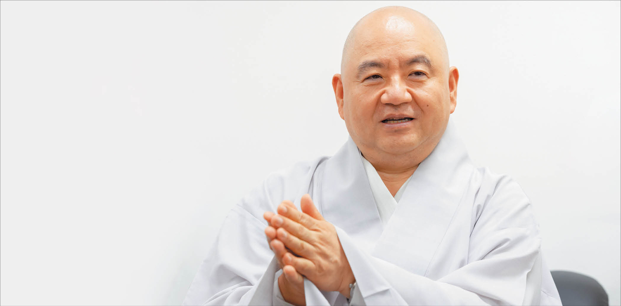 대한불교조계종 성관사 주지 성진스님이 8일 서울 종로구 도반HC에서 헤럴드경제와 인터뷰를 하고 있다.  윤창빈 기자