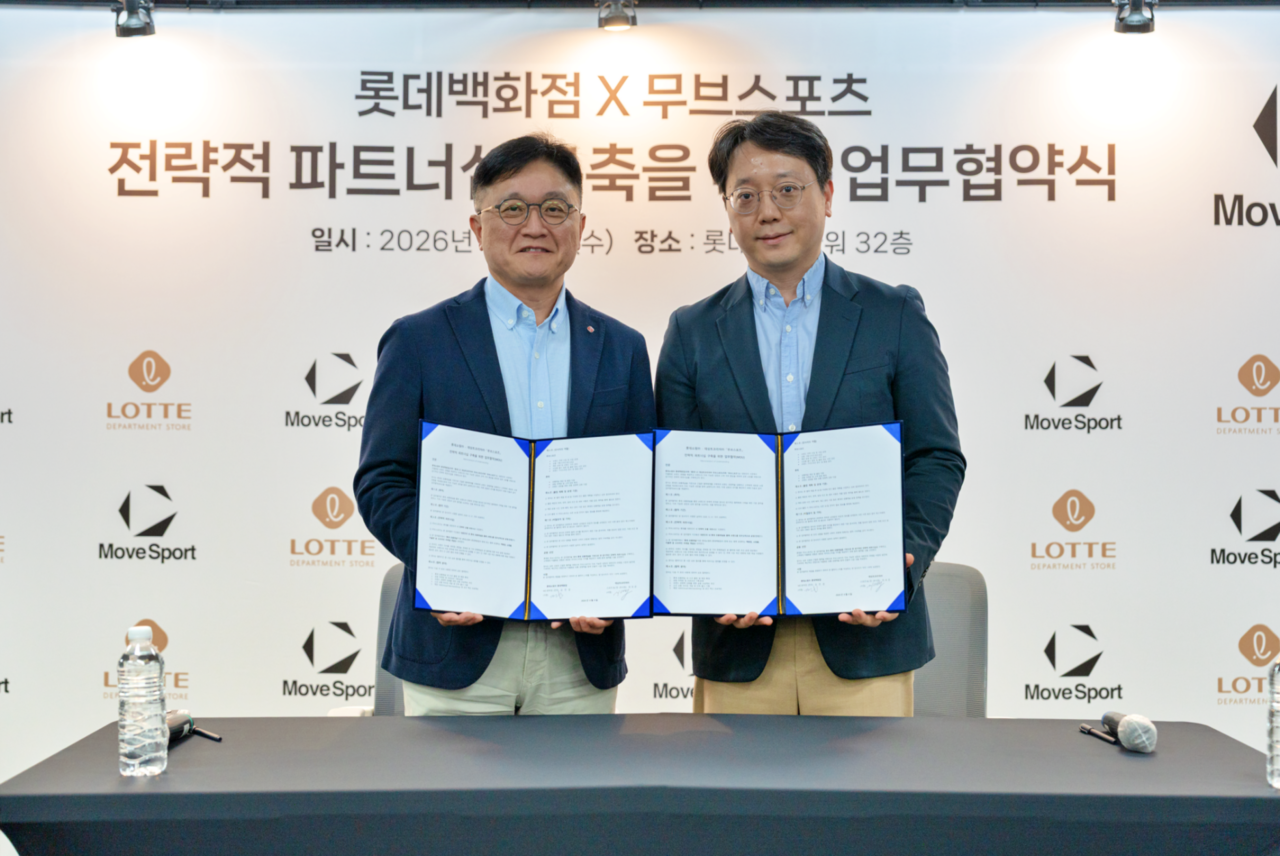 지난 9일 롯데월드타워 32층에서 롯데백화점과 데상트코리아가 ‘무브스포츠’ 론칭을 위한 MOU를 체결했다. 왼쪽부터 김진엽 롯데백화점 MD 본부장, 최호준 데상트코리아 스포츠 BU장. [롯데백화점 제공]
