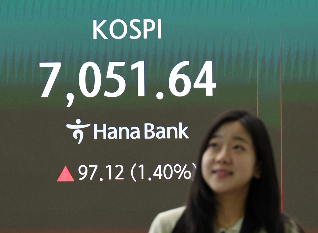 An electronic board showing the Korea Composite Stock Price Index at a dealing room of the Hana Bank headquarters in Seoul on Thursday. (Yonhap)