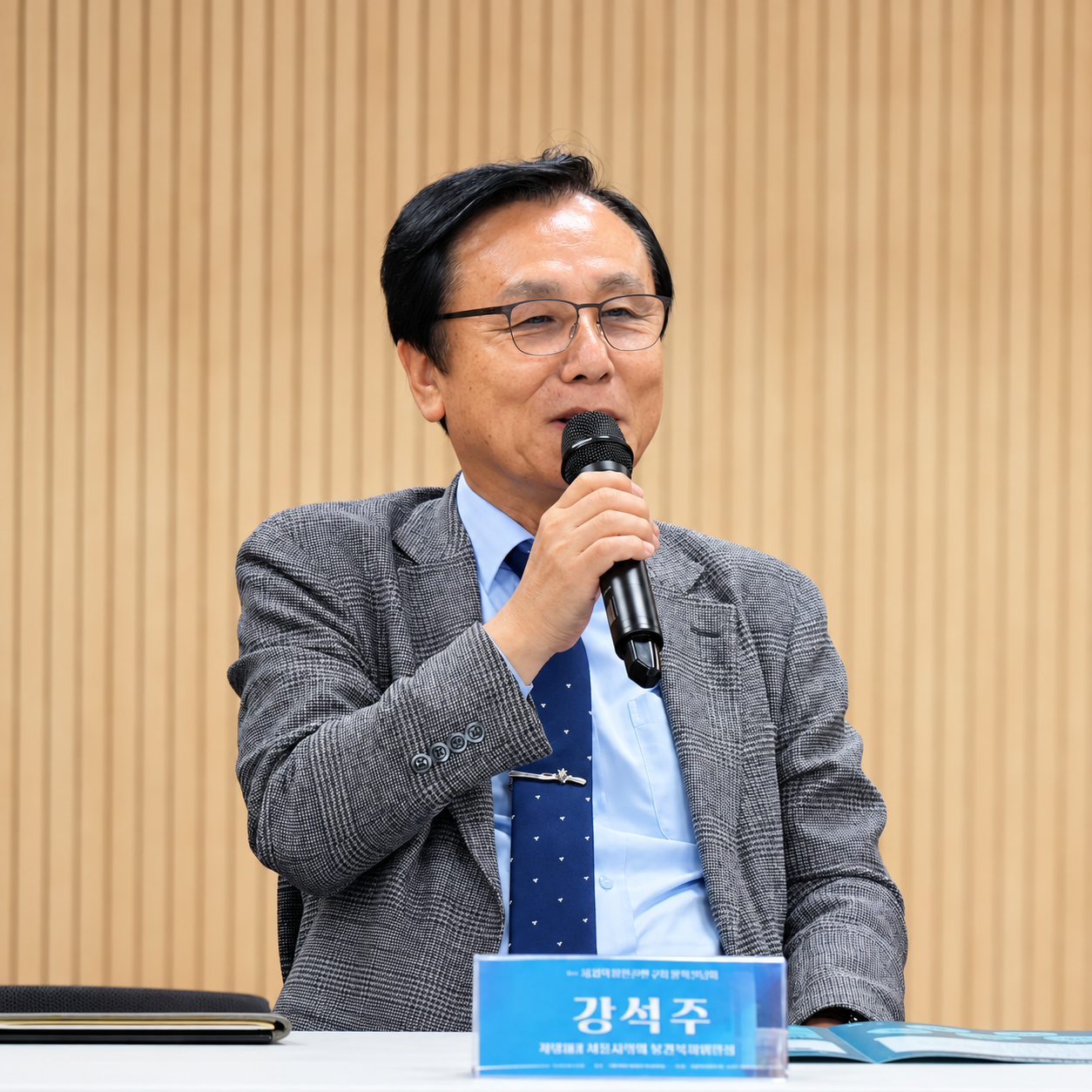 Kang, in his role as adviser to the Seoul Council-Press Research Group, speaks about the need for field-based welfare and health policies. He emphasizes system improvements that residents can feel in their daily lives.