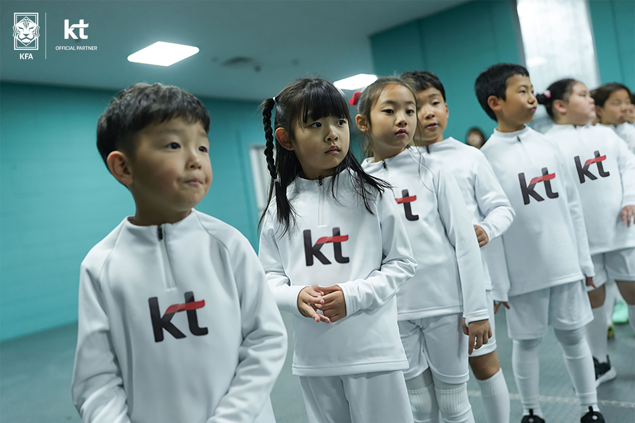 KT는 장기고객 프로그램 ‘초대드림’을 통해 어린이 88명에게 축구국가대표팀 친선경기 플레이어 에스코트 체험 기회를 제공한다고 10일 밝혔다.[KT 제공]