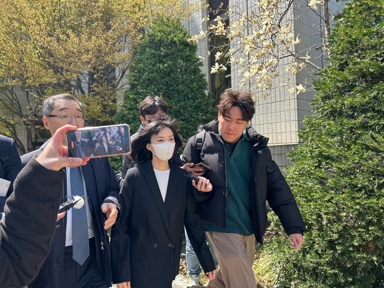 Koo Yeon-kyung (center), head of the LG Welfare Foundation, arrives at the Seoul Southern District Court on April 15, 2025, for a hearing over allegations of insider trading. (Newsis)