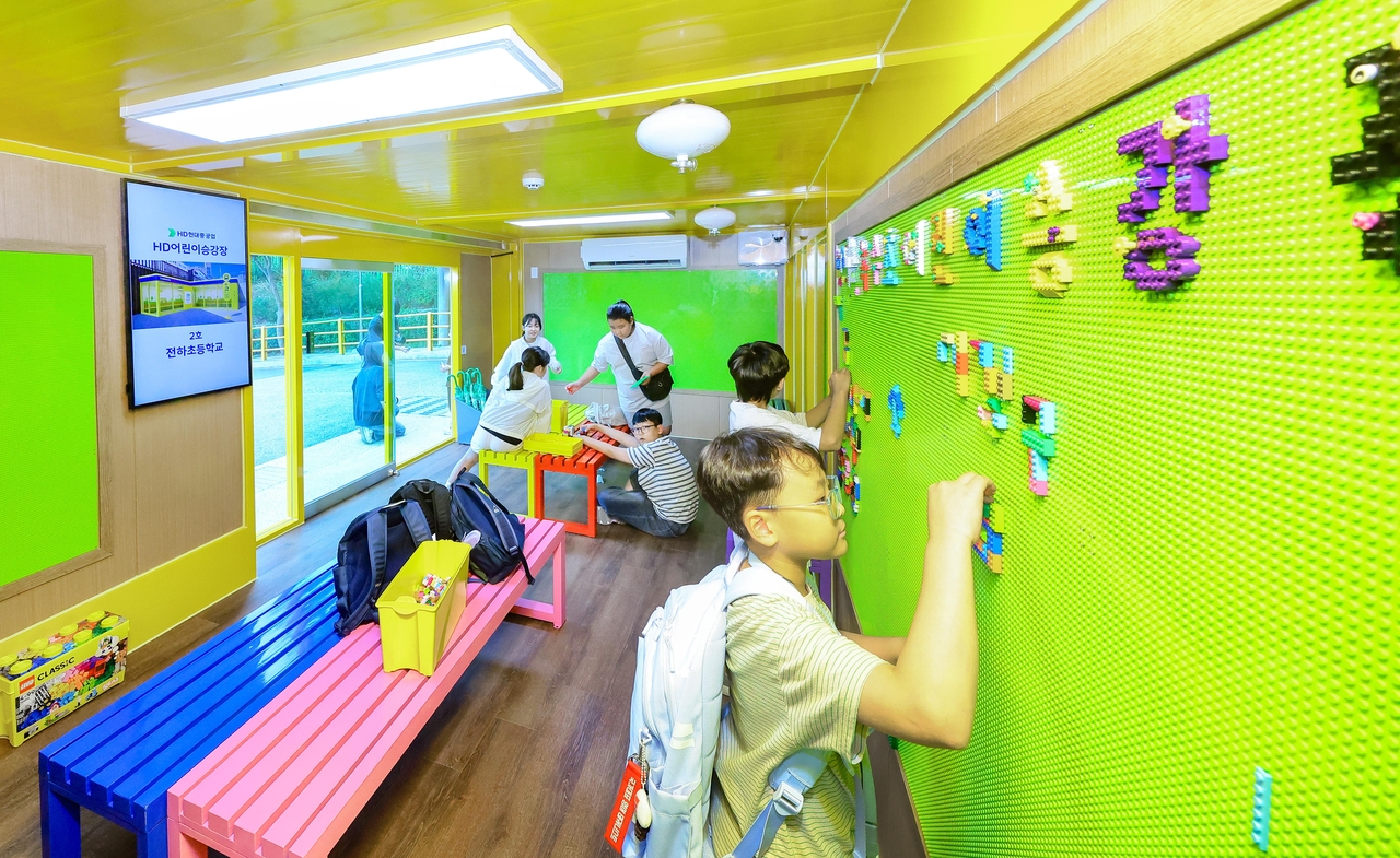 An HD Children's Shelter installed at the entrance of Noksu Elementary School in Dong-gu, Ulsan. The shelter is equipped with heating and cooling systems as well as play equipment so students can wait for school vehicles safely and comfortably. (HD Hyundai Heavy)