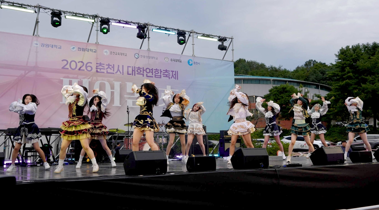 A cheerleading squad's dynamic performance lifts the mood at the five-university joint festival in Chuncheon.