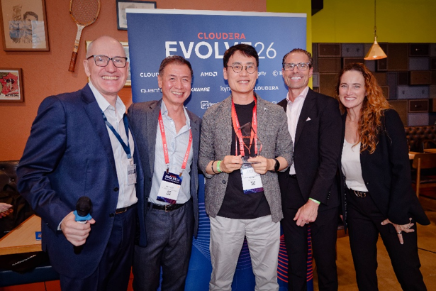 Lee Kyung-kuk (center), head of Kolon Benit's data platform business, poses with Cloudera officials. (Kolon Benit)