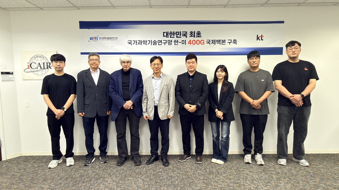 지난 8일 미국 노스웨스턴대학교 iCAIR에서 관계자들이 대전-시카고 400Gbps 국제회선 구축을 기념하고 있다.[KISTI 제공]