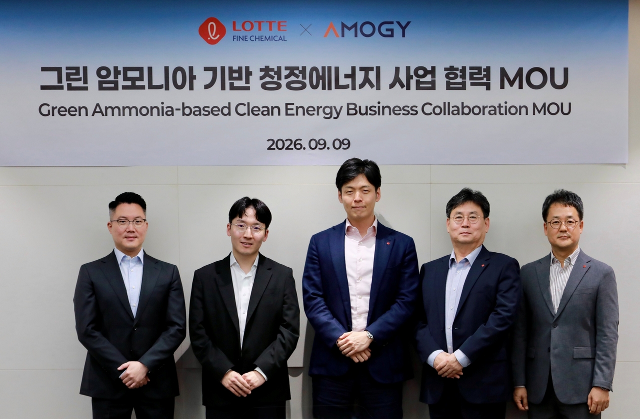 Lotte Fine Chemical said Thursday that it signed a memorandum of understanding with Amogy on Wednesday at its Seoul business site to cooperate on clean energy projects. Pictured from left are Amogy Director Kang Seok-won, Amogy CEO Woo Sung-hoon, Lotte Future Growth Office Head Shin Yu-yul, Lotte Fine Chemical CEO Jeong Seung-won and Hwang Seok-min, head of Lotte Fine Chemical's Ammonia Business Division.