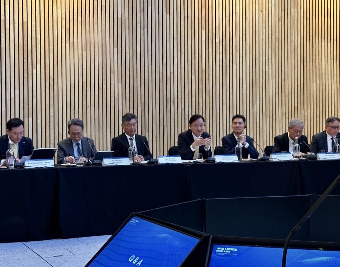 이찬진 금융감독원장이 참석한 가운데 지난 8일 영국 런던에서 열린 해외 투자설명회(IR). 왼쪽부터 김성환 한국투자증권 대표, 진옥동 신한금융지주 회장, 박찬구 서울시 정무부시장, 이찬진 금융감독원장, 김한국 국민연금 전략부문장, 임종룡 우리금융지주 회장, 신재욱 NH투자증권 대표. [금융감독원 제공]