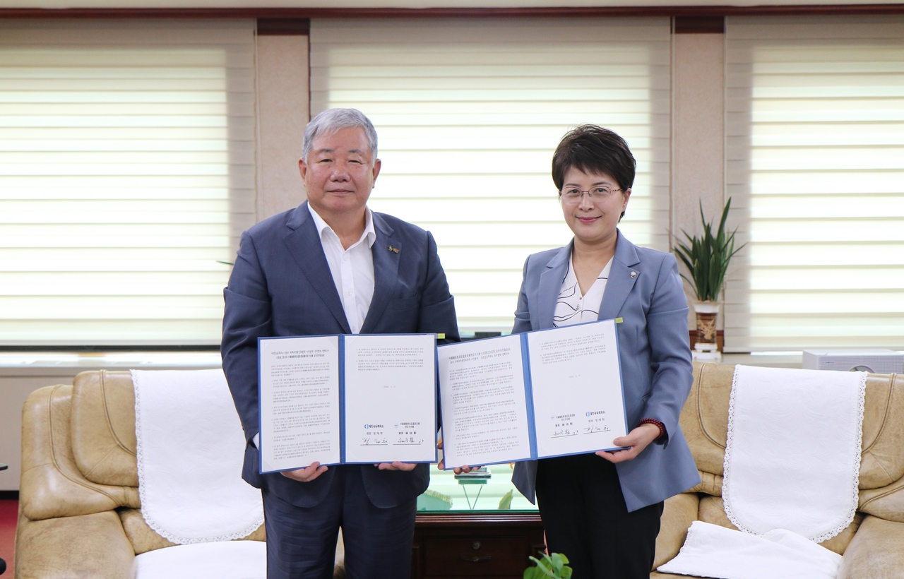 정태희 대전상공회의소 회장(좌)이 지난 9일 대전상의 응접실에서 중국 국제무역촉진위원회 시안(西安)분회 마샤오친 회장(우)과 양자간 ‘우호협력 양해각서’를 체결했다.