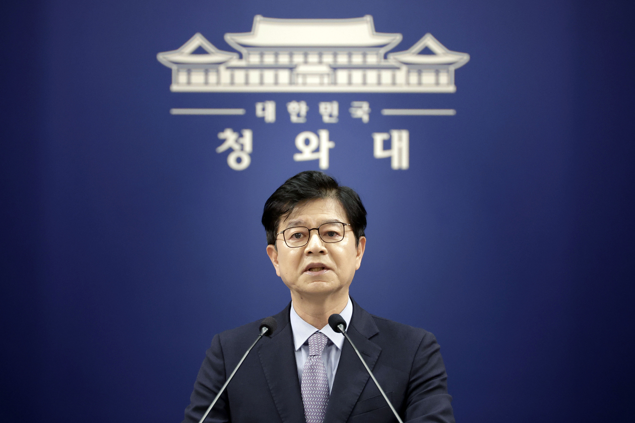 Seong Ghi-hong, senior presidential secretary for public relations and communication, gives a press briefing at Cheong Wa Dae in Seoul, in this file photo from July 10. (Yonhap)