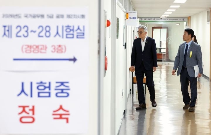 최동석 인사혁신처장이 지난 6월 25일 국가공무원 5급 공개경쟁채용 및 외교관후보자 선발 제2차 시험장인 서울 종로구 성균관대학교를 방문해 시험 상황을 점검하고 있다.