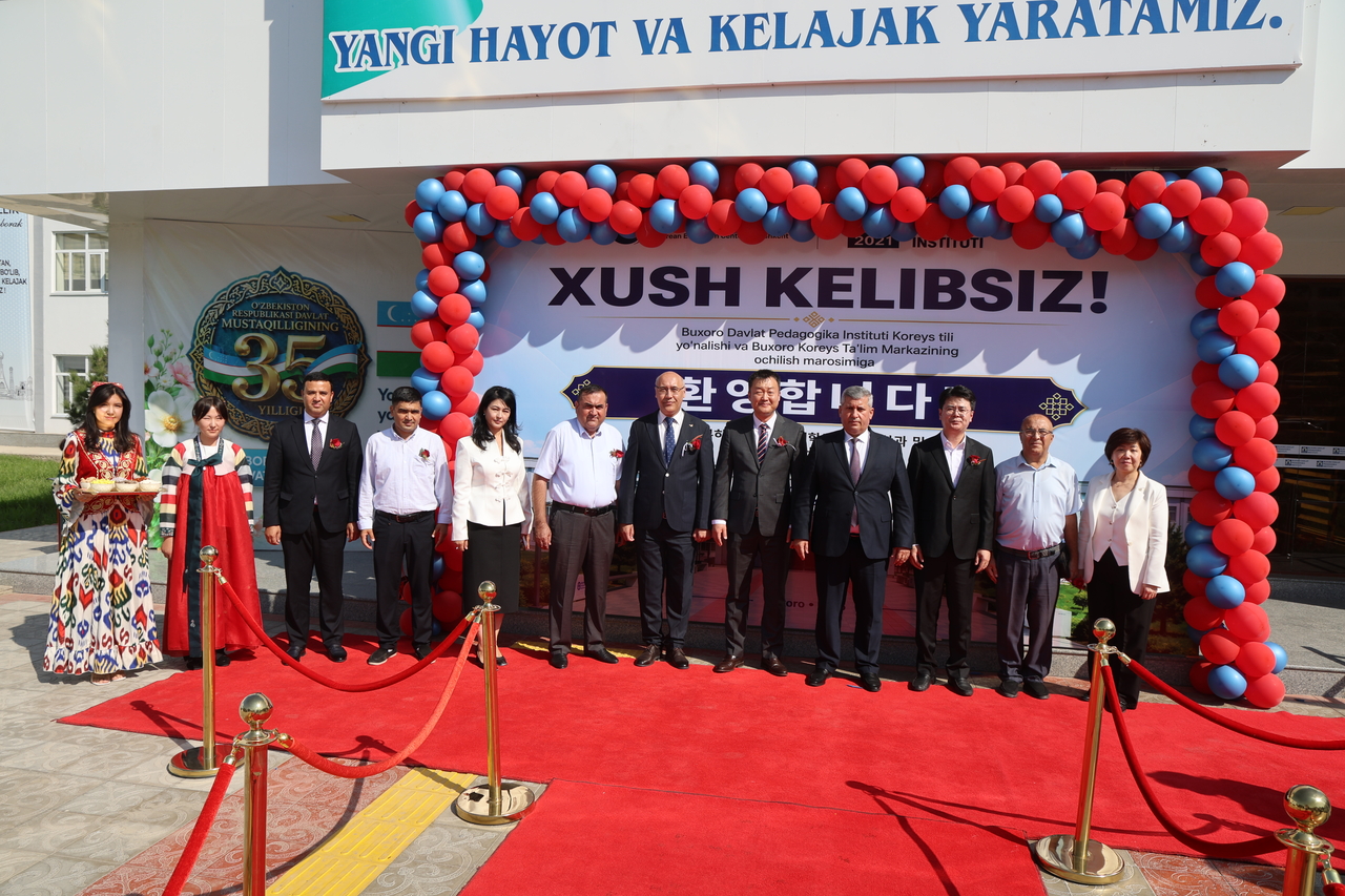 Korean and Uzbek officials, including acting President of Bukhara State Pedagogical Institute Ma'murov Bahadir Bakhshulloyevich (fourth from right) and Tashkent Korean Education Center Director Lee Young-woong (fifth from right), pose for a photo marking the opening of a Korean language department at Bukhara State Pedagogical Institute in Uzbekistan. (Ministry of Education)