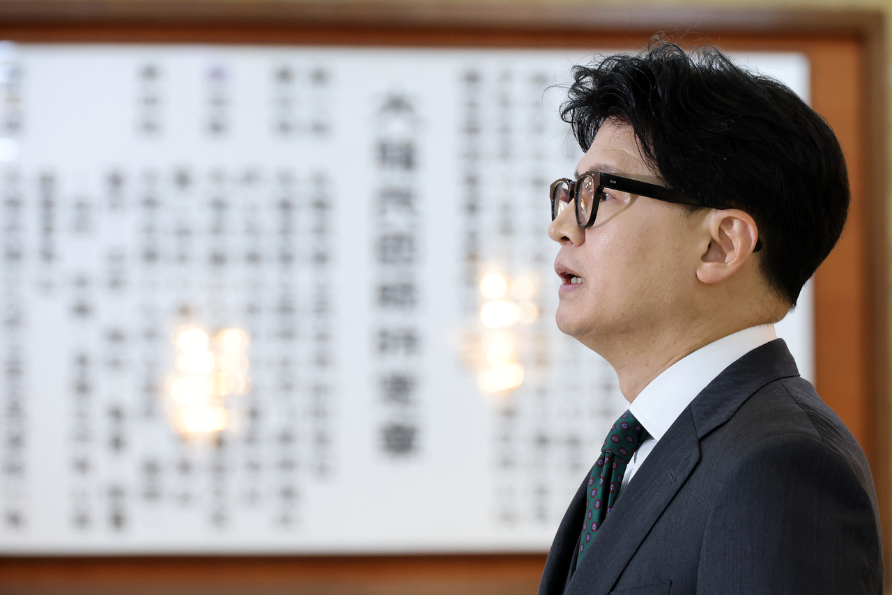 Independent Rep. Han Dong-hoon answers reporters' questions at the National Assembly's Rotunda Hall on Thursday. (Yonhap)