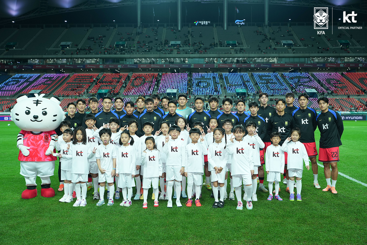 KT는 장기고객 프로그램 ‘초대드림’을 통해 어린이 88명에게 축구국가대표팀 친선경기 플레이어 에스코트 체험 기회를 제공한다고 10일 밝혔다.[KT 제공]