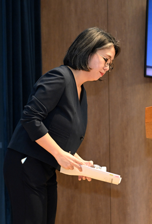 [헤럴드pic] 인사하는 용혜인 성평등가족부 장관 후보자