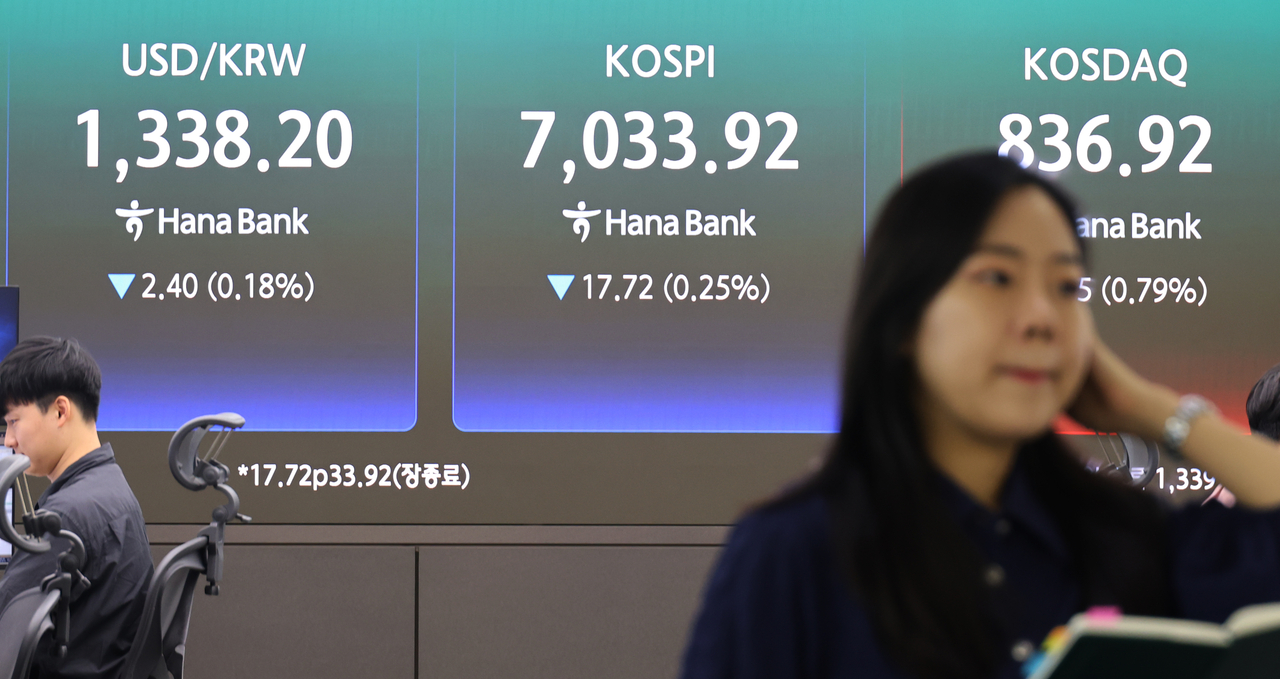An electronic board showing the Korea Composite Stock Price Index at a dealing room of the Hana Bank headquarters in Seoul on Thursday. (Yonhap)
