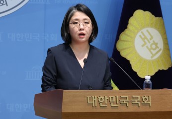 용혜인 성평등가족부 장관 후보자가 10일 국회 소통관에서 입장 발표 기자회견을 하고 있다. [연합]