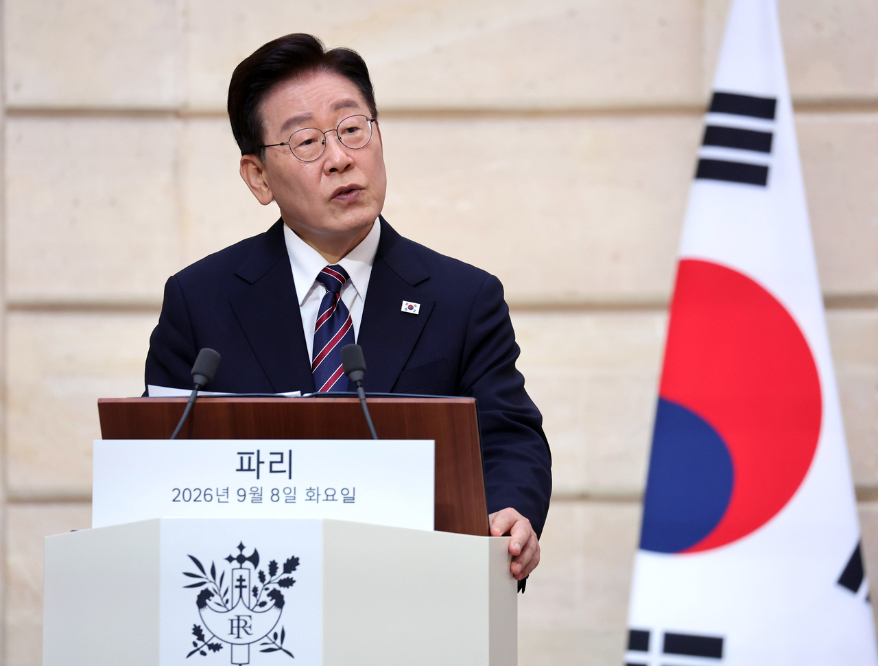 이재명 대통령이 지난 8일(현지시간) 프랑스 파리 엘리제궁에서 에마뉘엘 마크롱 프랑스 대통령과 공동언론발표를 하고 있다. [연합]