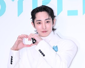 [포토] 이수혁 ‘손하트는 이렇게’