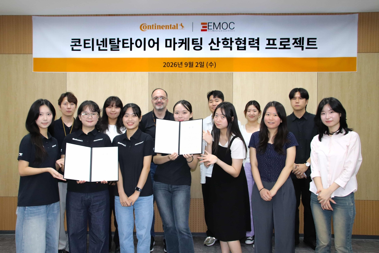 니코 키리아조폴로스 대표와 이화여대 EMOC 팀원들이 산학협력 프로젝트를 마친 뒤 기념사진을 촬영하고 있다. [콘티넨탈타이어 제공]