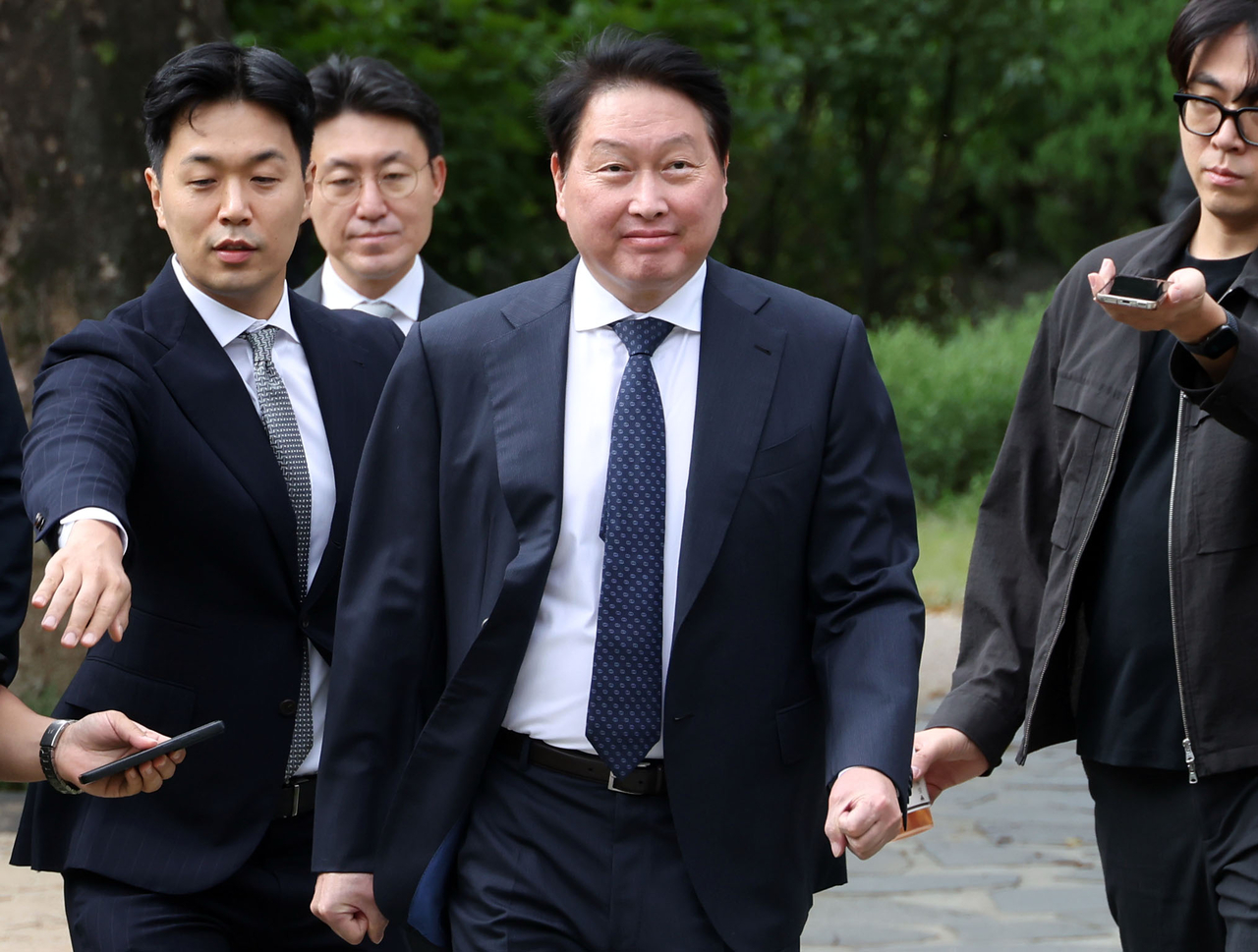 SK Group Chairman Chey Tae-won (third from left) (Joint Press Corps)