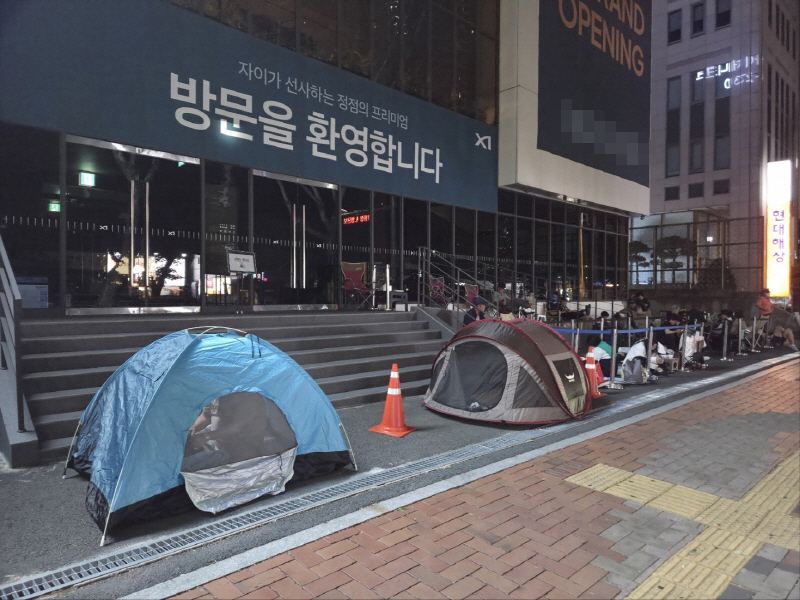 <달서자이 제니크 선착순 계약을 앞두고 전날부터 견본주택 앞에 대기 중인 예비 계약자들>