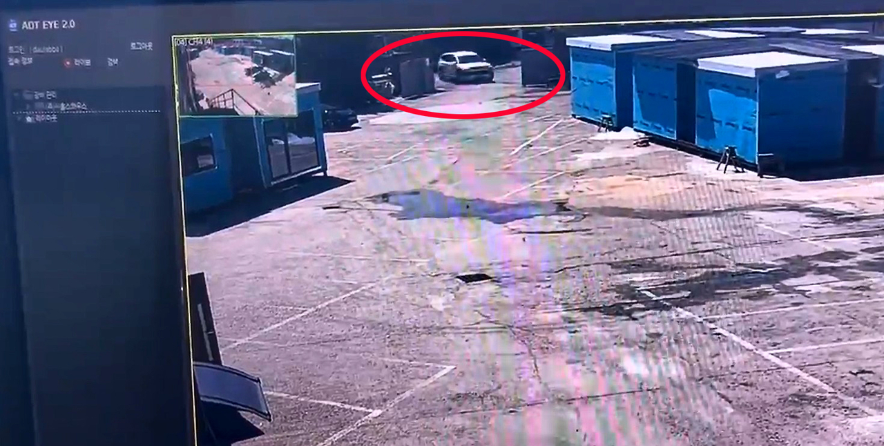 Surveillance footage shows the suspect leaving the cafe at 11:59 a.m. on Sept. 3, after the crime. The body of a woman in her 60s was found inside the freezer container at the cafe in Paju, Gyeonggi Province, on Friday. Photographed Wednesday. (Newsis)