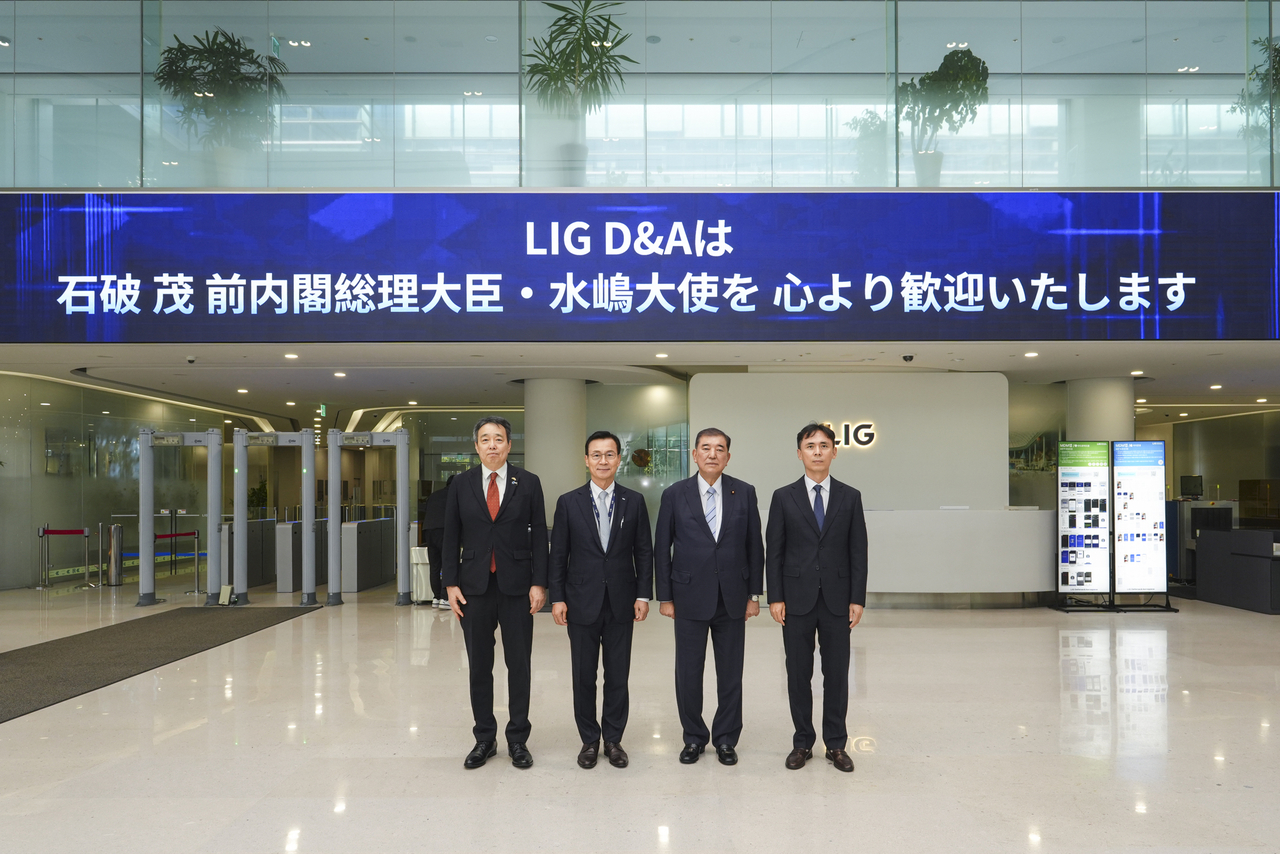 LIG 디펜스&에어로스페이스는 이시바 시게루 전 일본 총리와 미즈시마 코이치 주한일본대사 일행이 지난 9일 경기도 성남시 소재 LIG D&A 판교하우스를 방문했다고 10일 밝혔다. 사진은 왼쪽부터 미즈시마 코이치 주한일본대사, 신익현 LIG D&A 대표이사, 이시바 시게루 전 일본 총리, 박종성 LIG D&A 미래전략부문장. [LIG D&A 제공]