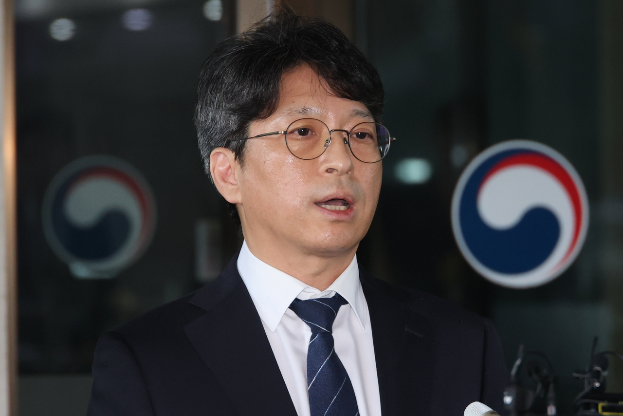 홍지선 국토교통부 장관 후보자가 31일 세종시 정부세종청사로 출근하며 취재진 질문에 답하고 있다. [연합]