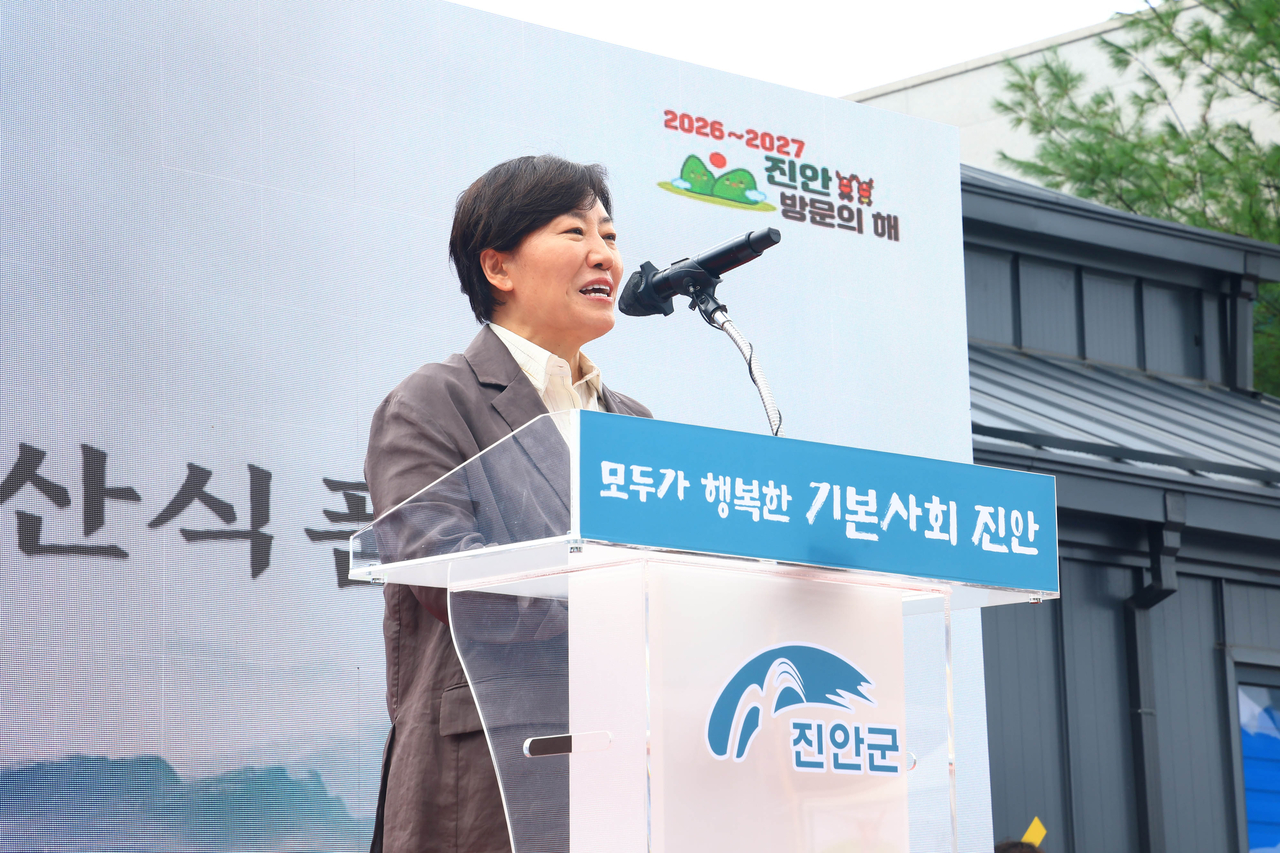 송미령 농림축산식품부 장관이 지난달 31일 전북 진안군 진안읍 로컬푸드직매장 광장에서 열린 ‘진안군 농어촌 기본소득 첫 만남의 날’ 행사에서 발언하고 있다. 2026.8.31 [농림축산식품부 제공. 재판매 및 DB 금지] <연합뉴스>