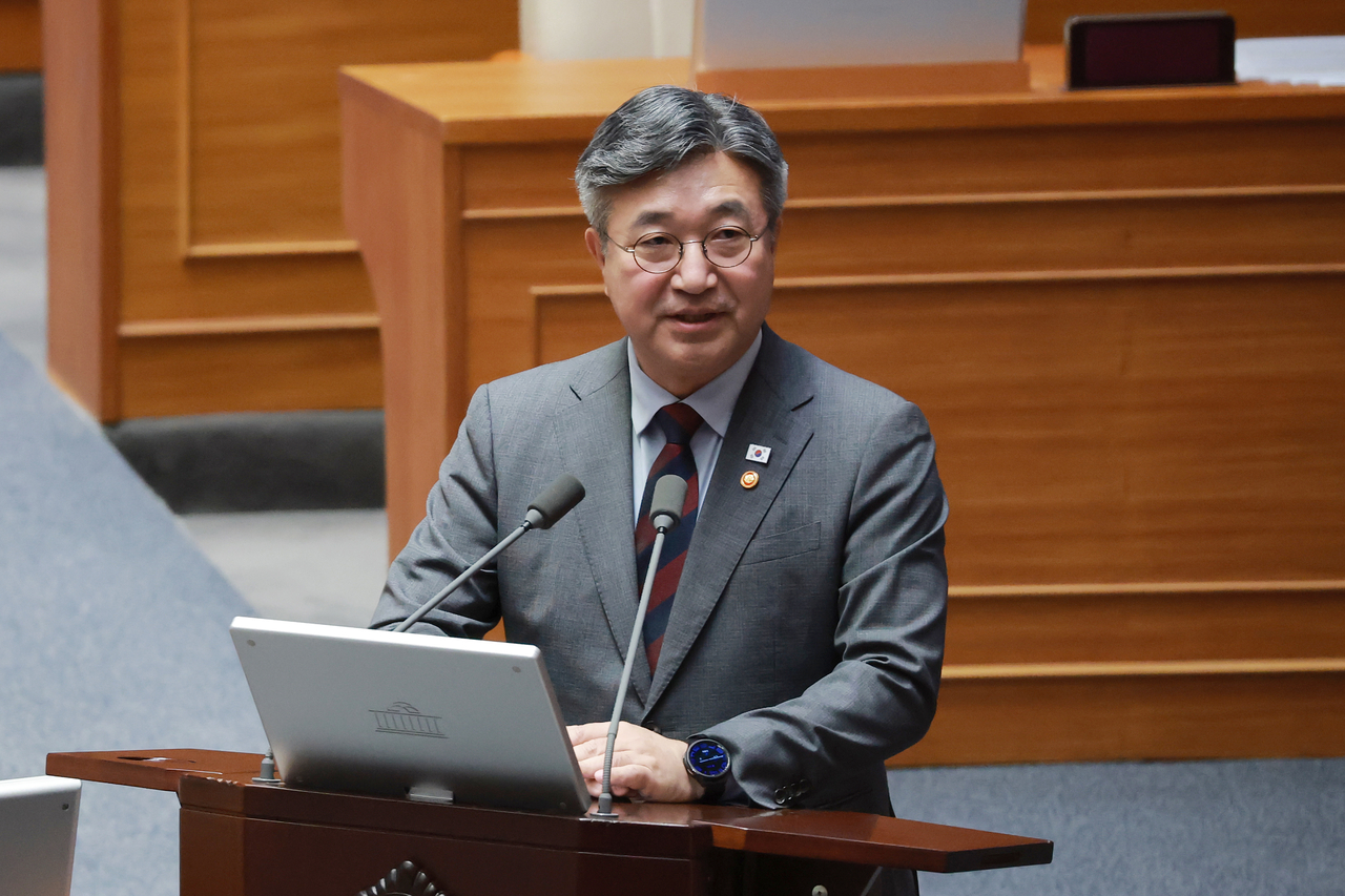 윤호중 행정안전부 장관이 9일 국회에서 열린 정치 분야 대정부질문에서 더불어민주당 이해식 의원 질문에 답하고 있다. [연합]